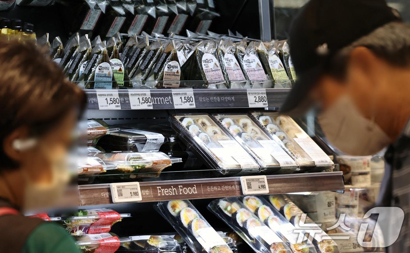 29일 서울의 한 대형마트에 삼각김밥이 진열돼 있다. 유통업계에 따르면 김 값 상승으로 인해 이마트24 등 일부 편의점 삼각김밥과 김밥 가격이 30일부터 최대 20%(판매가 기준) 가량 오른다. 2024.9.29/뉴스1 ⓒ News1 구윤성 기자