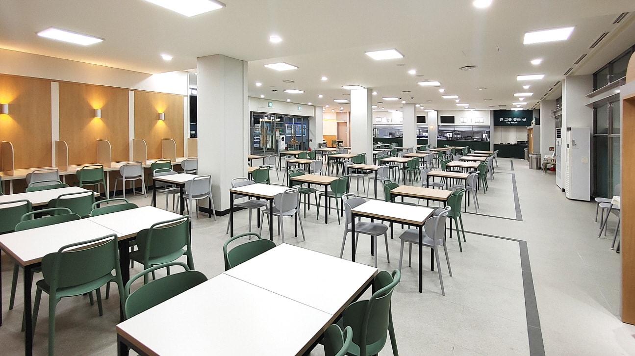 본문 이미지 - 풀무원푸드앤컬처는 당진영덕고속도로 공주휴게소(대전/당진방향) 푸드코트 및 휴게시설의 전면적인 리뉴얼을 완료하고 9월부터 새롭게 운영을 시작했다.(풀무원푸드앤컬처제공)