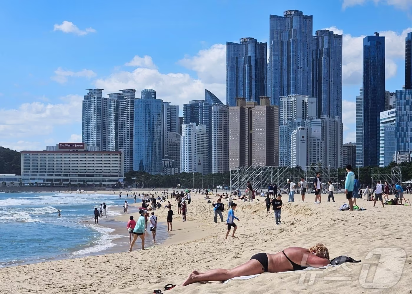본문 이미지 - 29일 부산 해운대해수욕장이 피서객들로 붐비고 있다.2024.9.29/ 뉴스1 ⓒ News1 조아서 기자 