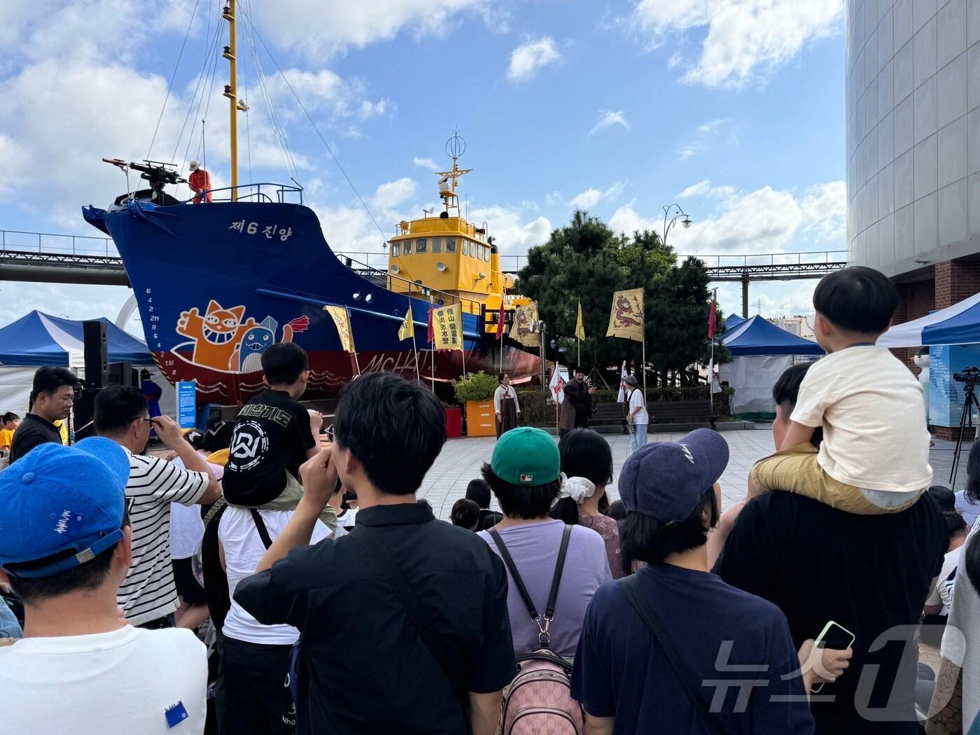 본문 이미지 - 28일 '2024 울산고래축제'가 열린 울산박물관 고래마당에서 시민들이 뮤지컬을 관람하고 있다.2024.9.28./뉴스1 김세은 기자