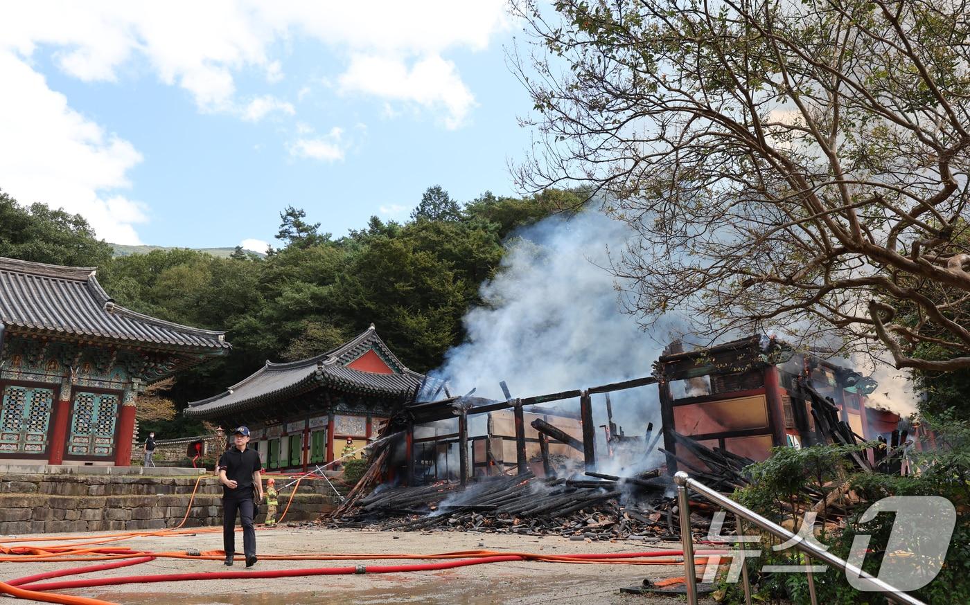 본문 이미지 - 29일 광주 무등산 증심사 공양간에서 화재가 발생, 불길이 잡혀가며 잔해만 남겨져있다. 2024.9.29/뉴스1 ⓒ News1 김태성 기자