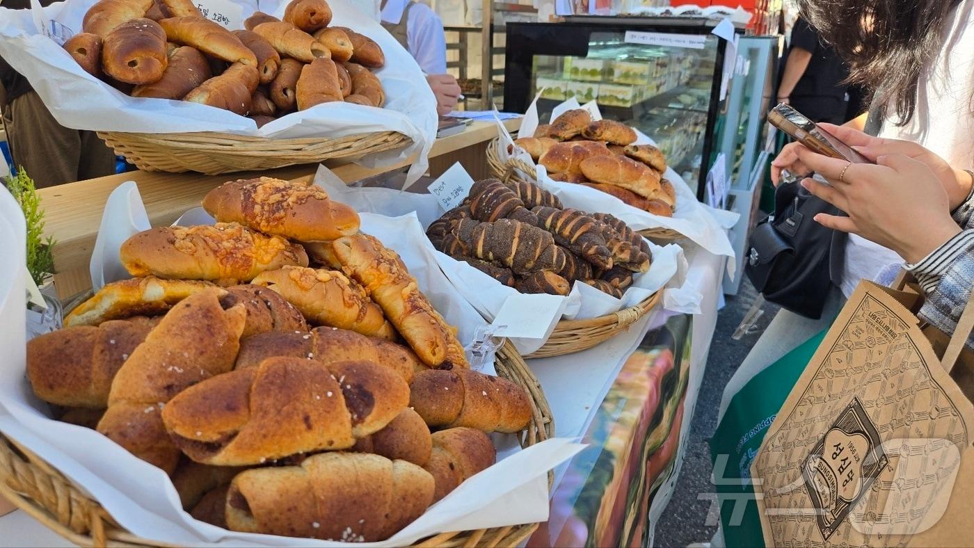 29일 대전 동구 소제동에서 열린 '2024 대전 빵축제' 입점부스 매대에 다양한  빵들이 진열돼 있다. 2024.9.29 /뉴스1 ⓒ News1 허진실 기자  