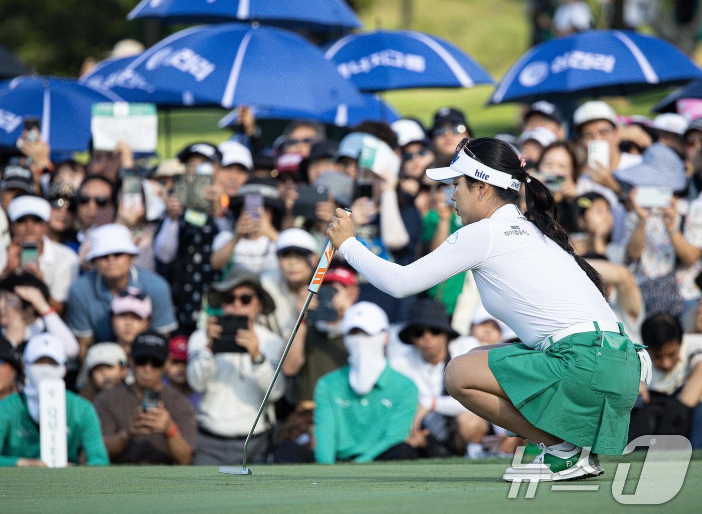 본문 이미지 - 프로골퍼 윤이나가 29일 오후 인천 베어즈베스트 청라 골프클럽에서 열린 한국여자프로골프(KLPGA) 투어 하나금융그룹 챔피언십 마지막 라운드 18번홀에서 퍼팅라인을 살펴보고 있다. 2024.9.29/뉴스1 ⓒ News1 이재명 기자