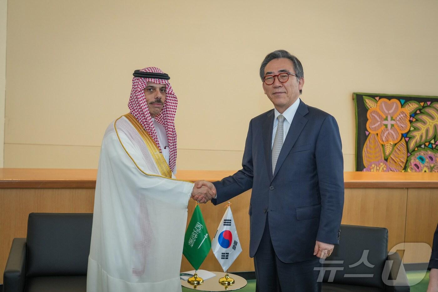 본문 이미지 -  조태열 외교부 장관이 파이살 빈 파르한 알 사우드 사우디 외교부 장관과 회담을 가졌다. (외교부 제공)