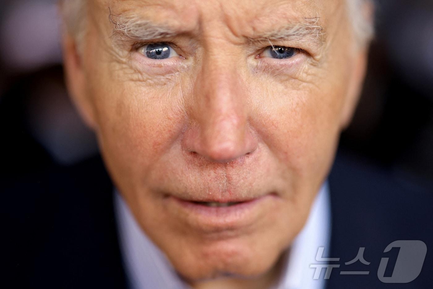 본문 이미지 - 지난 2일(현지시간) 미국 펜실베이니아주(州) 피츠버그의 국제전기노동조합(IBEW) 지부 #5에서 열린 노동절 행사에 참석한 조 바이든 미국 대통령이 카메라를 응시하고 있다. 2024.09.02 ⓒ 로이터=뉴스1 ⓒ News1 유수연 기자