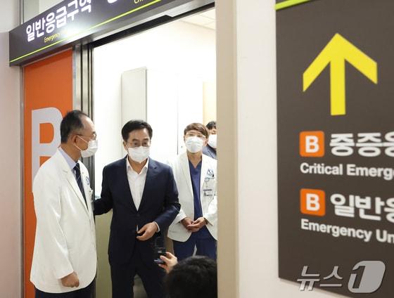 본문 이미지 - 지난달 30일 아주대학교병원을 방문한 김동연 경기도지사.