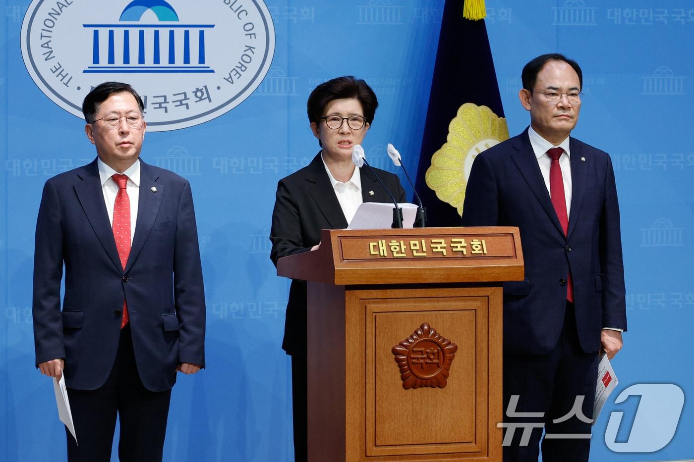 본문 이미지 - 국회 국방위원회 소속 유용원(왼쪽부터), 강선영, 임종득 국민의힘 의원이 3일 서울 여의도 국회 소통관에서 김용현 국방부 장관 후보자 인사청문회 관련 더불어민주당 의원들의 막말·욕설을 규탄한다며 기자회견을 하고 있다. 2024.9.3/뉴스1 ⓒ News1 안은나 기자