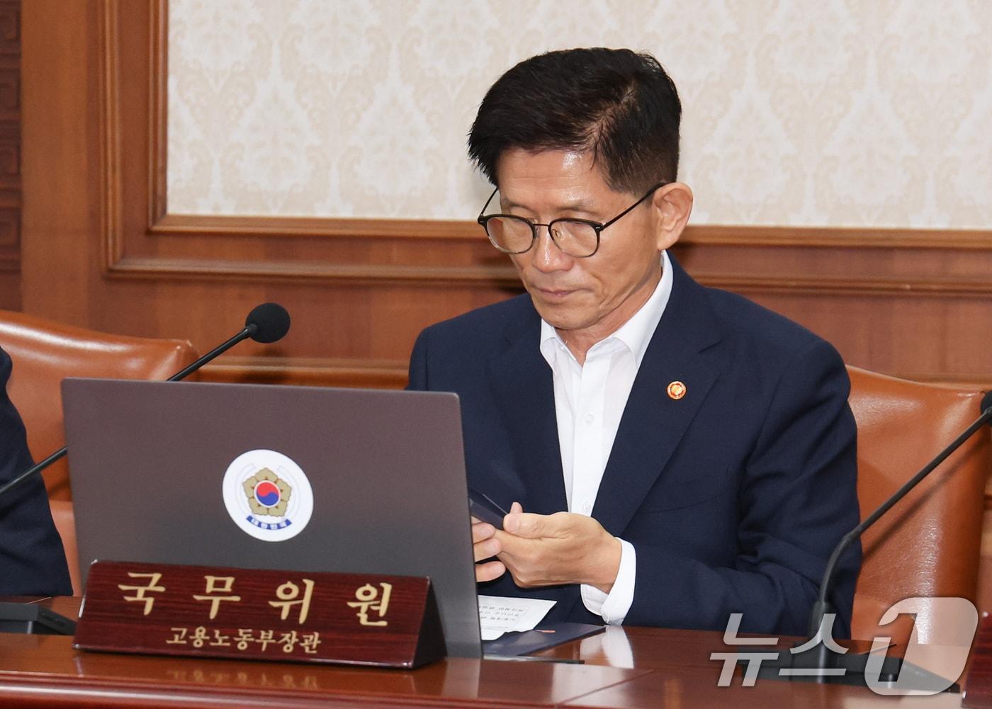 본문 이미지 - 김문수 고용노동부 장관이 3일 서울 종로구 정부서울청사에서 열린 국무회의에 참석해 있다. 2024.9.3/뉴스1 ⓒ News1 허경 기자