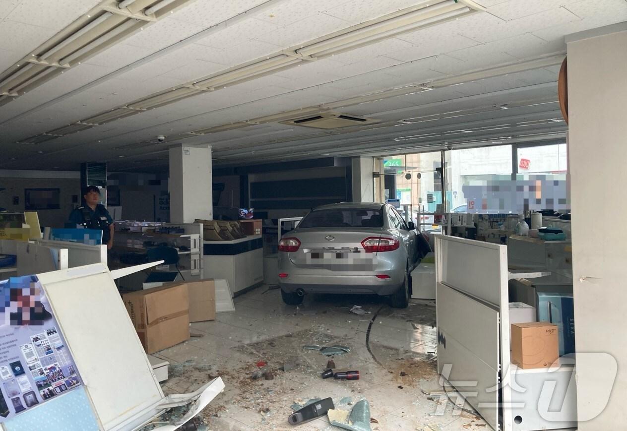 본문 이미지 - 3일 오후 5시 19분쯤 경북 문경시 흥덕동에서 60대 여성 A 씨가 운전하던 승용차가 상가 건물 내부로 돌진하는 사고가 발생해 2명이 부상 당했다.(경북소방본부 제공)2024.9.3/뉴스1