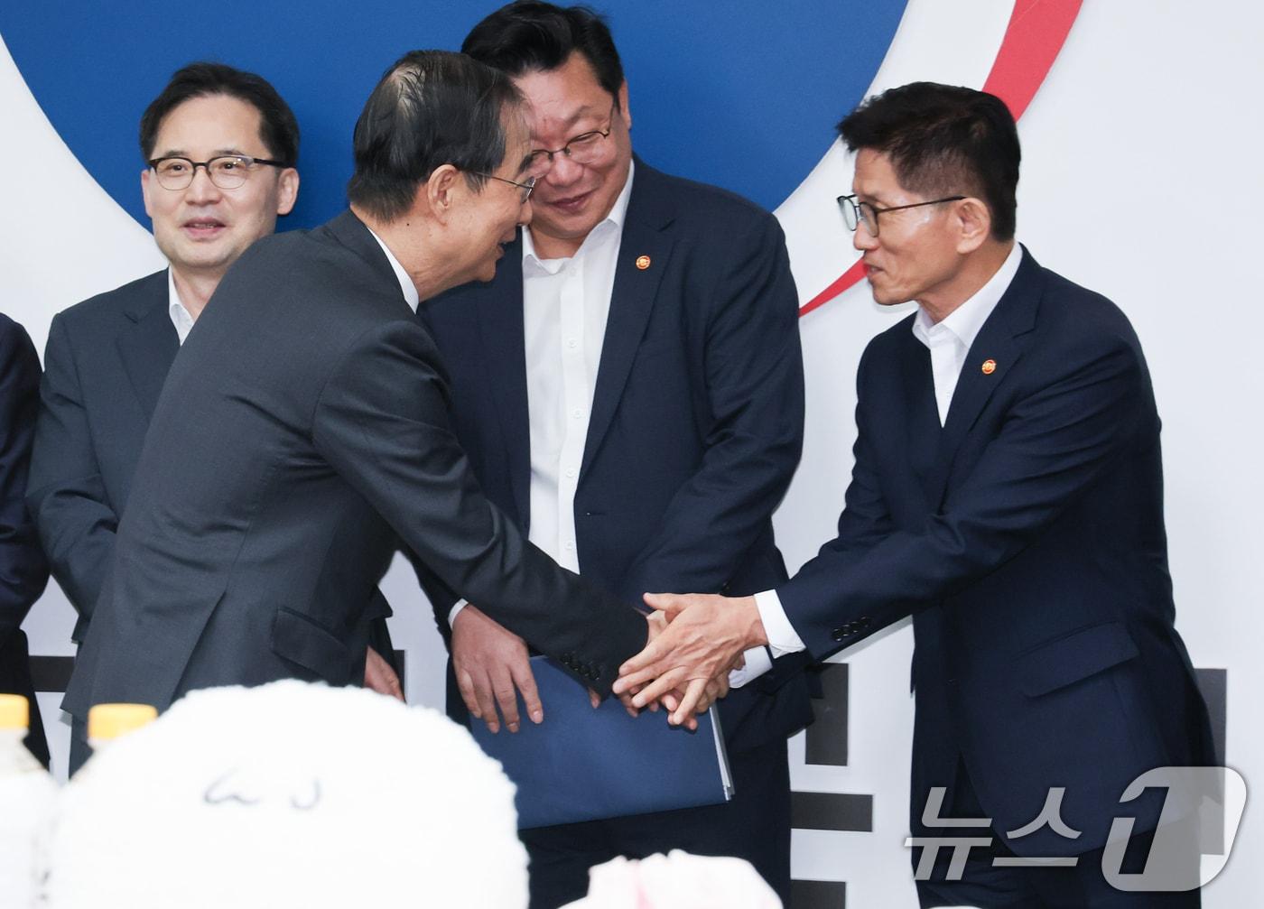 본문 이미지 - 한덕수 국무총리가 2024년 9월 3일 서울 종로구 정부서울청사에서 열린 농수산식품 소비촉진 행사에서 김문수 고용노동부 장관과 인사하고 있다. 2024.9.3/뉴스1 ⓒ News1 허경 기자