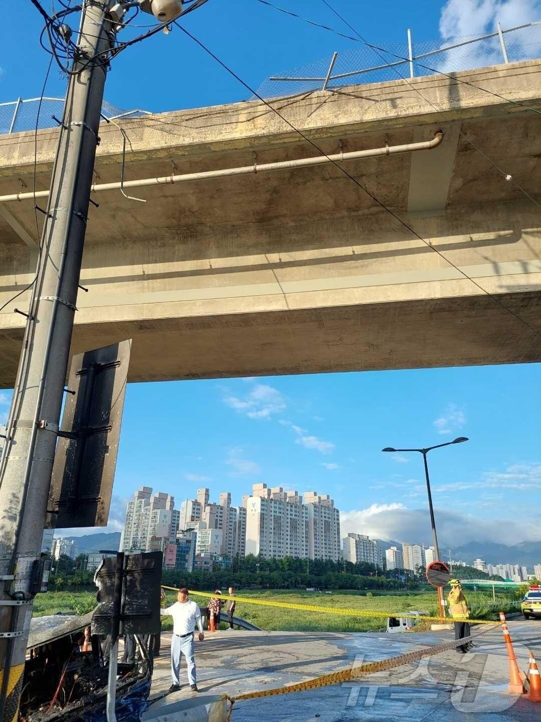 본문 이미지 - 강릉 홍제동 고가도로 트럭 추락 화재 사고 현장.&#40;강릉소방서 제공&#41; 2024.9,3/뉴스1