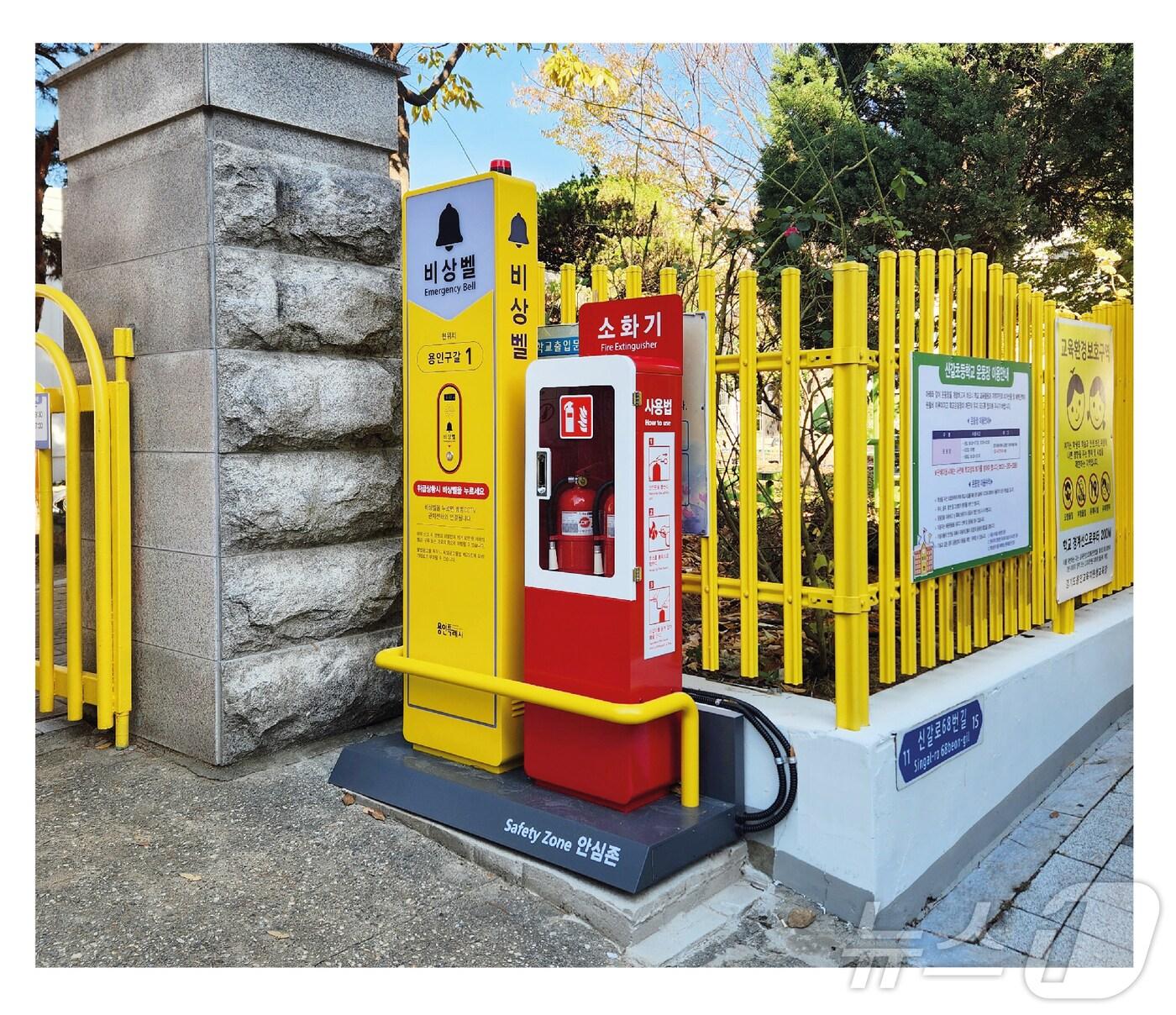 본문 이미지 - 용인시가 '생활안전을 더하는 공공디자인' 사업의 일환으로 지난해 기흥구 신갈동에 설치한 비상벨과 비상소화장치함.(용인시 제공)