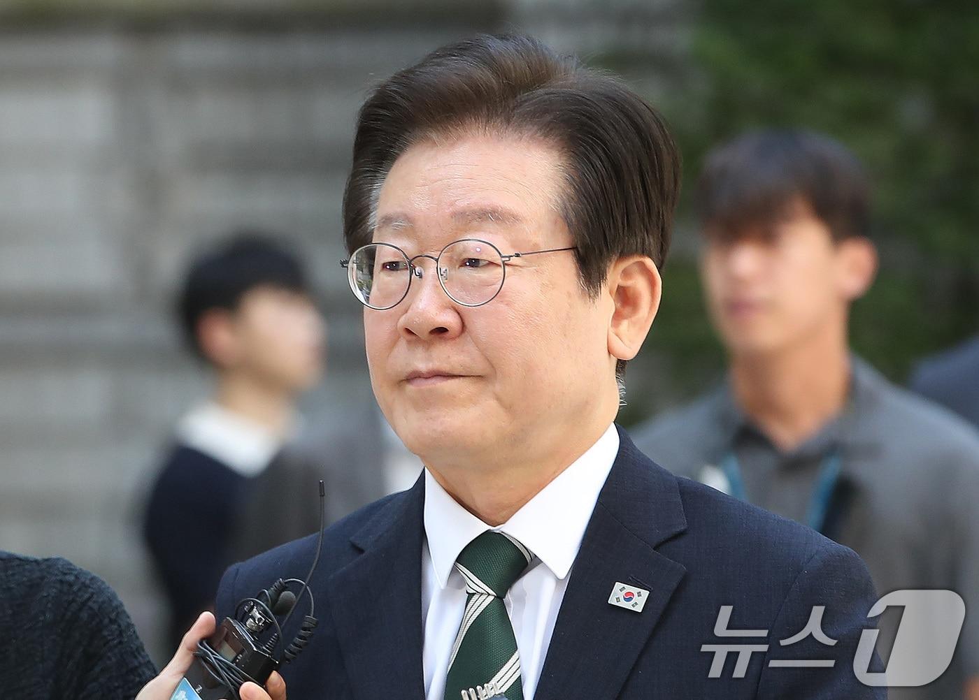 본문 이미지 - 이재명 더불어민주당 대표가 3일 서울 서초구 서울중앙지방법원에서 열린 '대장동 배임·성남FC 뇌물' 등 공판에 출석하고 있다. 2024.9.3/뉴스1 ⓒ News1 임세영 기자