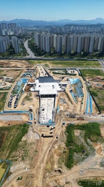 본문 이미지 - 올 연말 개통하는 GTX-A노선의 서울역~파주구간의 출발역인 '운정중앙역' 공사현장 모습. (파주시 제공)