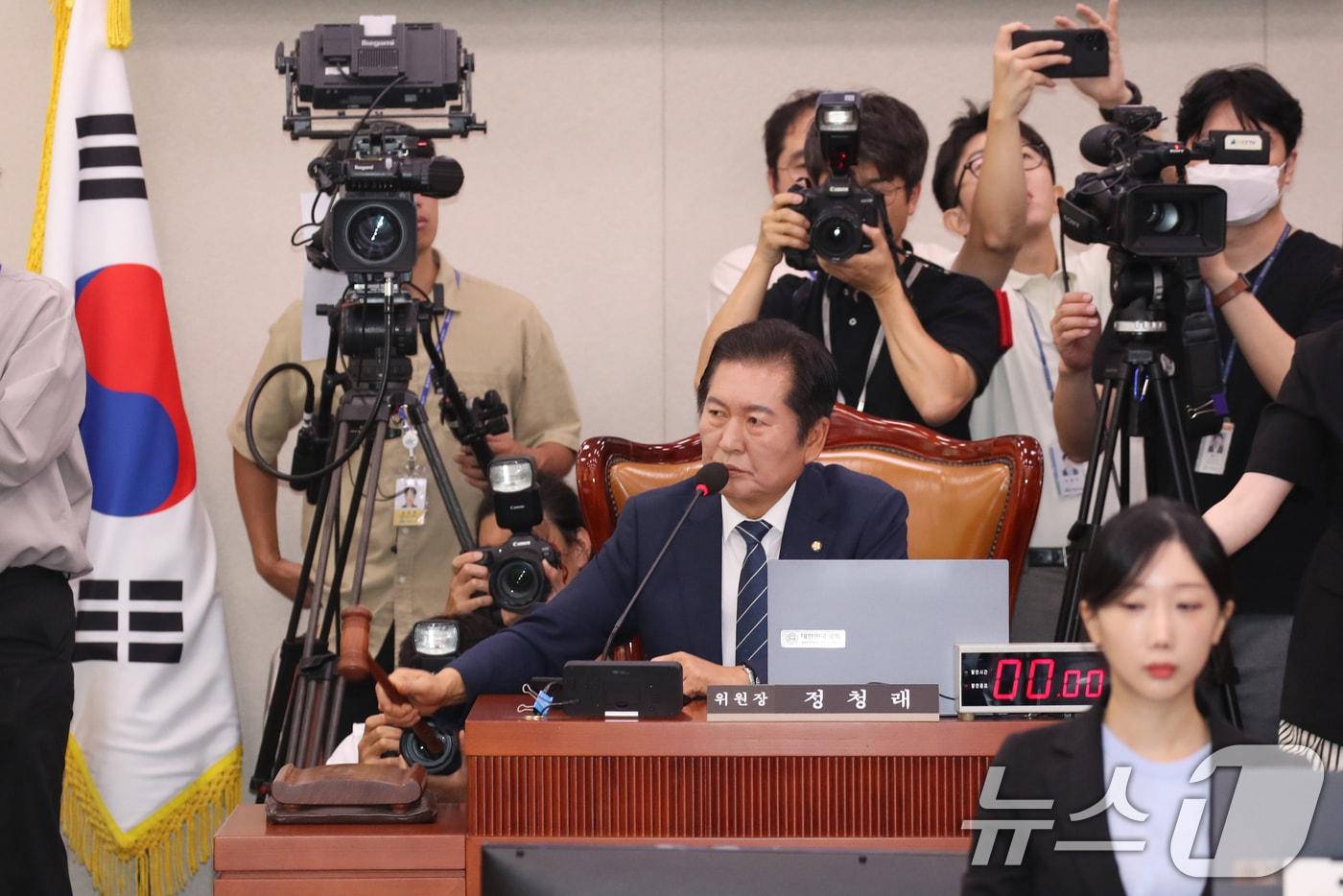 본문 이미지 - 정청래 법사위원장이 3일 오전 서울 여의도 국회 법제사법위원회 전체회의장에서 열린 심우정 검찰총장 후보자 인사청문회에서 심 후보자의 자료제출과 관련해 여야 간사의 협의를 요청하며 정회하고 있다. 2024.9.3/뉴스1 ⓒ News1 이광호 기자