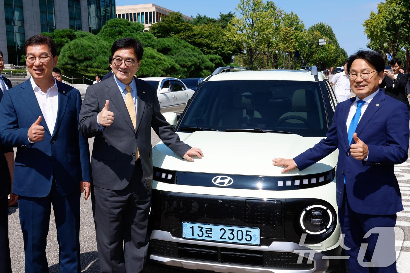 우원식 국회의장과 강기정 광주시장이 3일 서울 여의도 국회의원회관 앞에서 우 의장이 구입한 광주글로벌모터스(GGM) 캐스퍼 EV를 탑승하기 전 기념 촬영하고 있다. 왼쪽부터 신정훈 행안위원장, 우 의장, 강 시장. 2024.9.3/뉴스1 ⓒ News1 안은나 기자