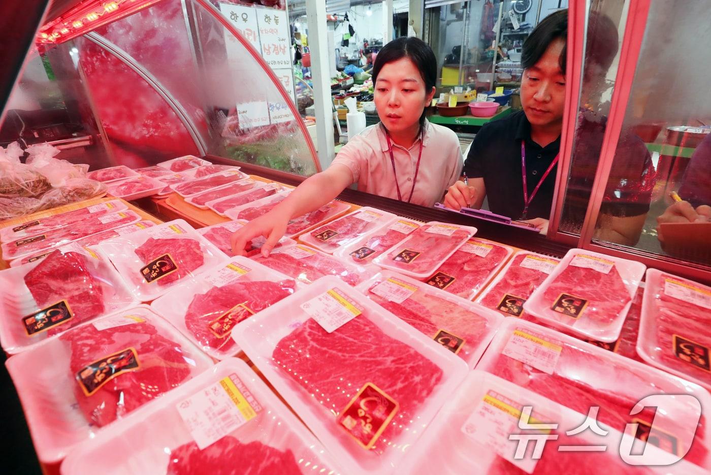 지난해 9월 부산 연제구에서 공무원이 농·축산물 원산지 표시 단속을 하고 있다. ⓒ News1 윤일지 기자