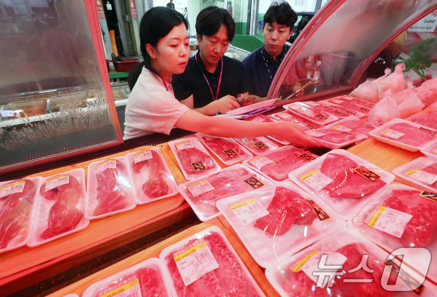 본문 이미지 - 부산시 농축산유통과 직원들이 농·축산물 원산지 표시 단속을 벌이고 있다.  ⓒ News1 윤일지 기자