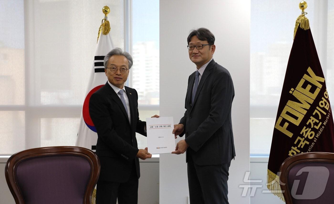 기념 촬영하는 최진식 한국중견기업연합회 회장(왼쪽)과 권기섭 경제사회노동위원회 위원장(한국중견기업연합회 제공)