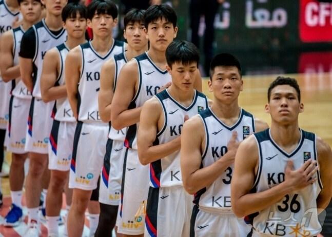 본문 이미지 -  한국 U-18 농구 대표팀. (FIBA 제공)