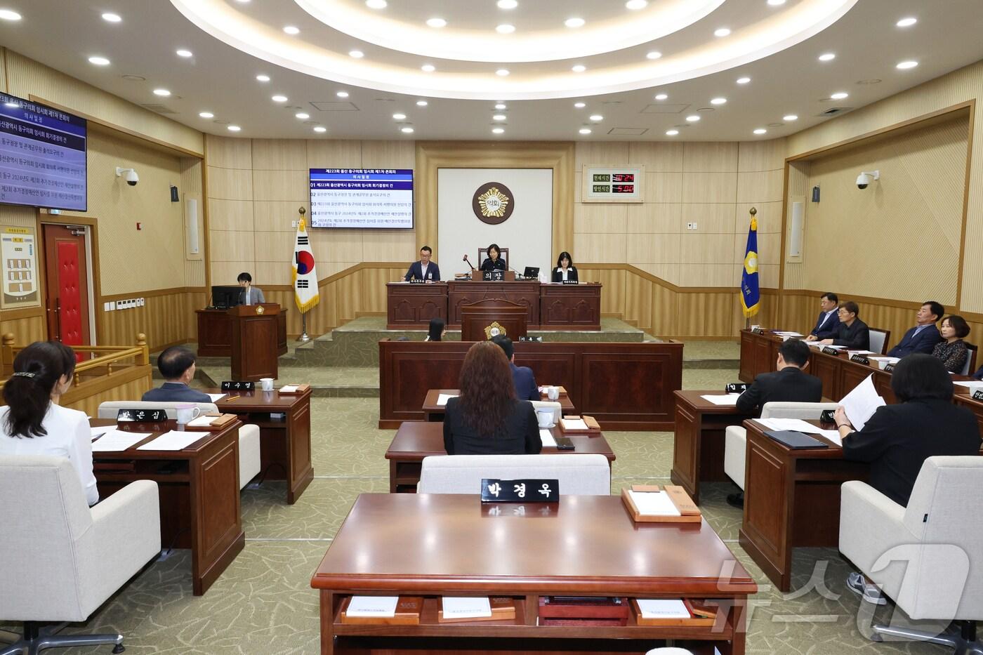 본문 이미지 - 울산 동구의회가 3일 의회 의사당에서 의원 및 관계 공무원이 참석한 가운데 제223회 임시회를 개회하고 오는 10일까지 8일간의 일정에 돌입했다.(동구의회 제공)