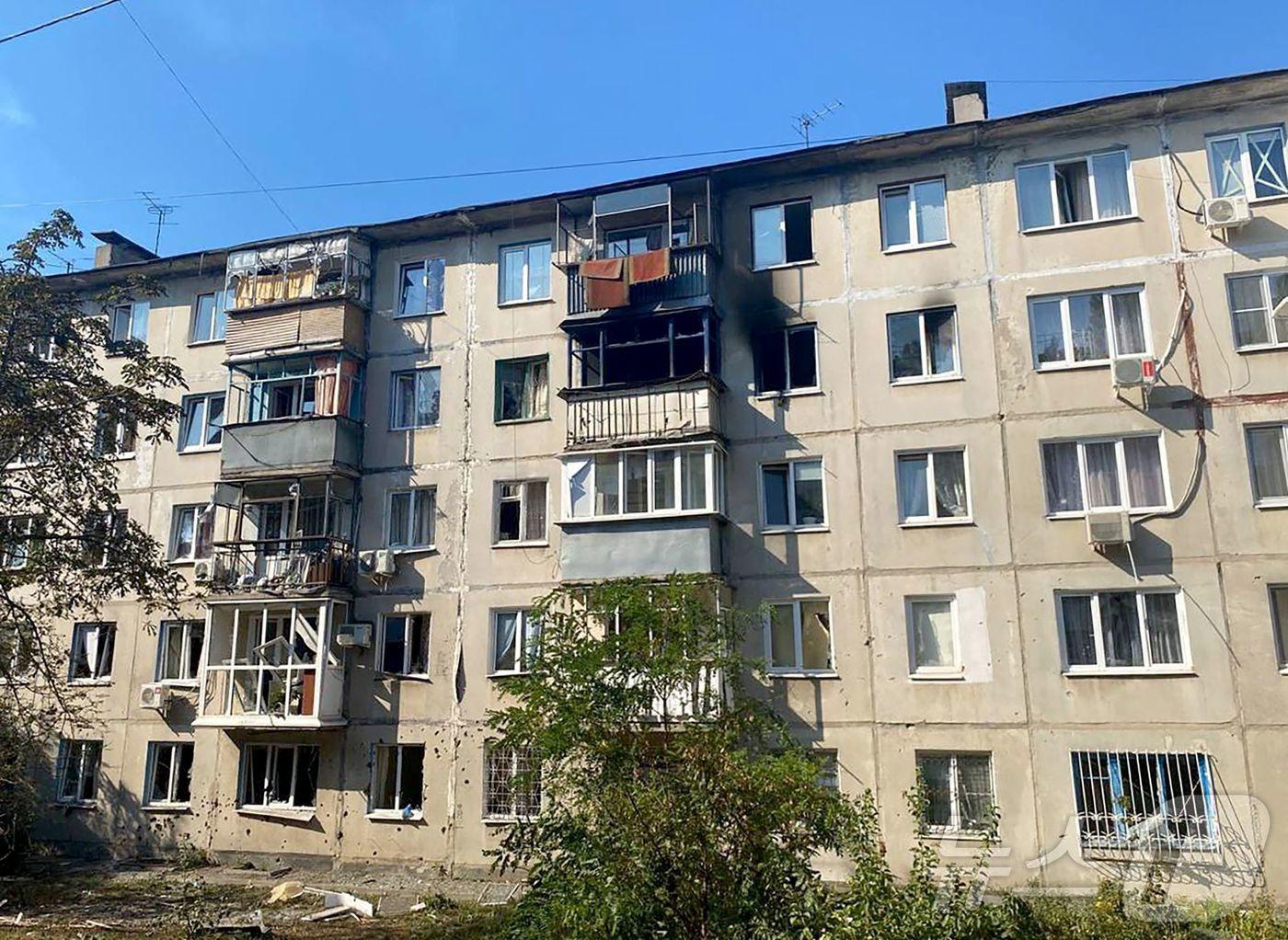 본문 이미지 - 러시아 국방부는 모스크바 상공의 2대를 포함해 밤새 러시아 15개 지역에서 158대의 우크라이나 드론을 격추했다고 1일(현지시간) 밝혔다. 국방부는 텔레그램을 통해 122대의 드론은 우크라이나와 국경을 접하고 있는 쿠르스크, 브라이언스크, 보로네즈, 벨고로드에서 격추됐다고 말했다. 사진은 이날 벨고로드 주지사 체슬라프 글래드코프의 공식 텔레그램 계정에 공개된 드론 공격을 입은 건물의 모습. 2024.09.01 ⓒ AFP=뉴스1 ⓒ News1 유수연 기자