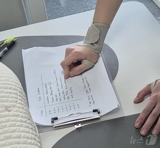 본문 이미지 -  필리핀 가사관리사가 서비스이용가정으로부터 업무전달을 받고 있다.(서울시 제공) 