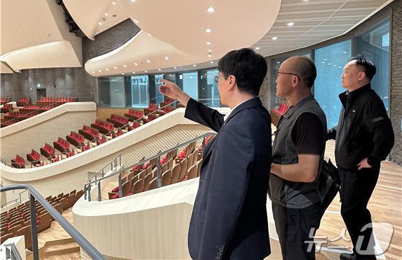 본문 이미지 - 김용학 부산도시공사 사장이 2일 부산콘서트홀 현장 점검을 하고 있다2024.9.2.(부산도시공사 제공)