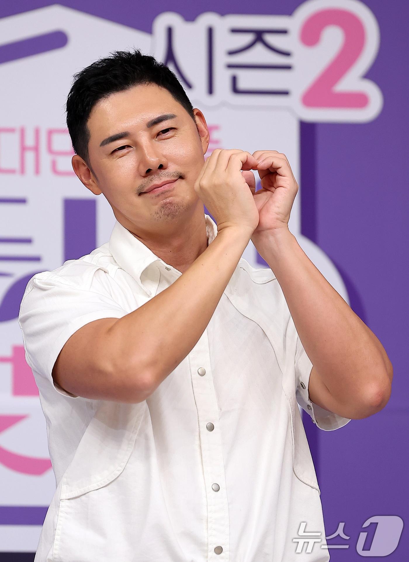 본문 이미지 - 유정수 글로우서울 대표가 3일 서울 양천구 목동 SBS에서 열린 토요 예능 프로그램 '손대면 핫플! 동네멋집2' 제작발표회에 참석해 포즈를 취하고 있다. 2024.9.3/뉴스1 ⓒ News1 김진환 기자