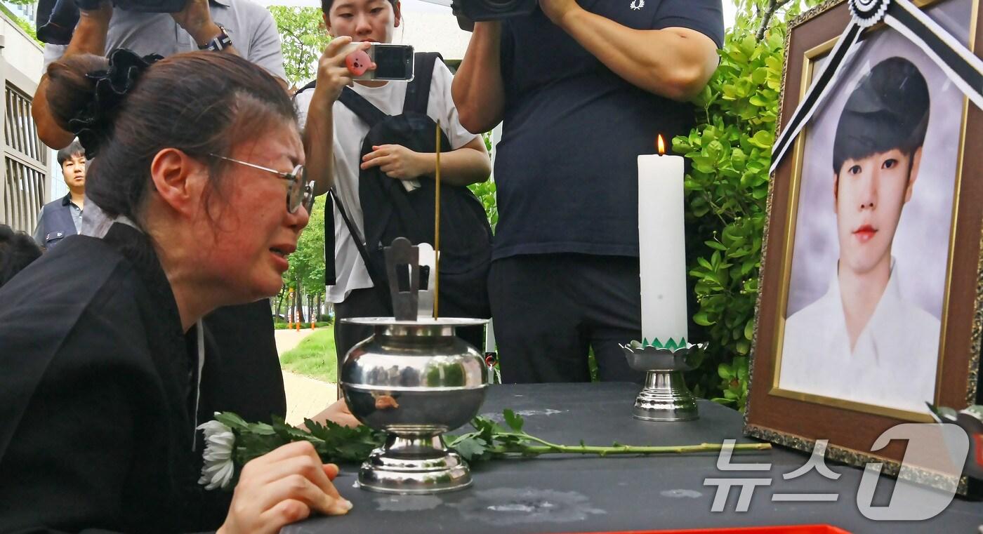 폭염 속 에어컨 설치 작업을 하다 온열질환으로 숨진 설치기사 양모&#40;27&#41;씨의 어머니가 3일 오전 광주 북구 광주고용노동청 앞에 마련된 양씨의 분향소에서 영정사진을 바라보며 오열하고 있다. 2024.9.3/뉴스1 ⓒ News1 박지현 기자