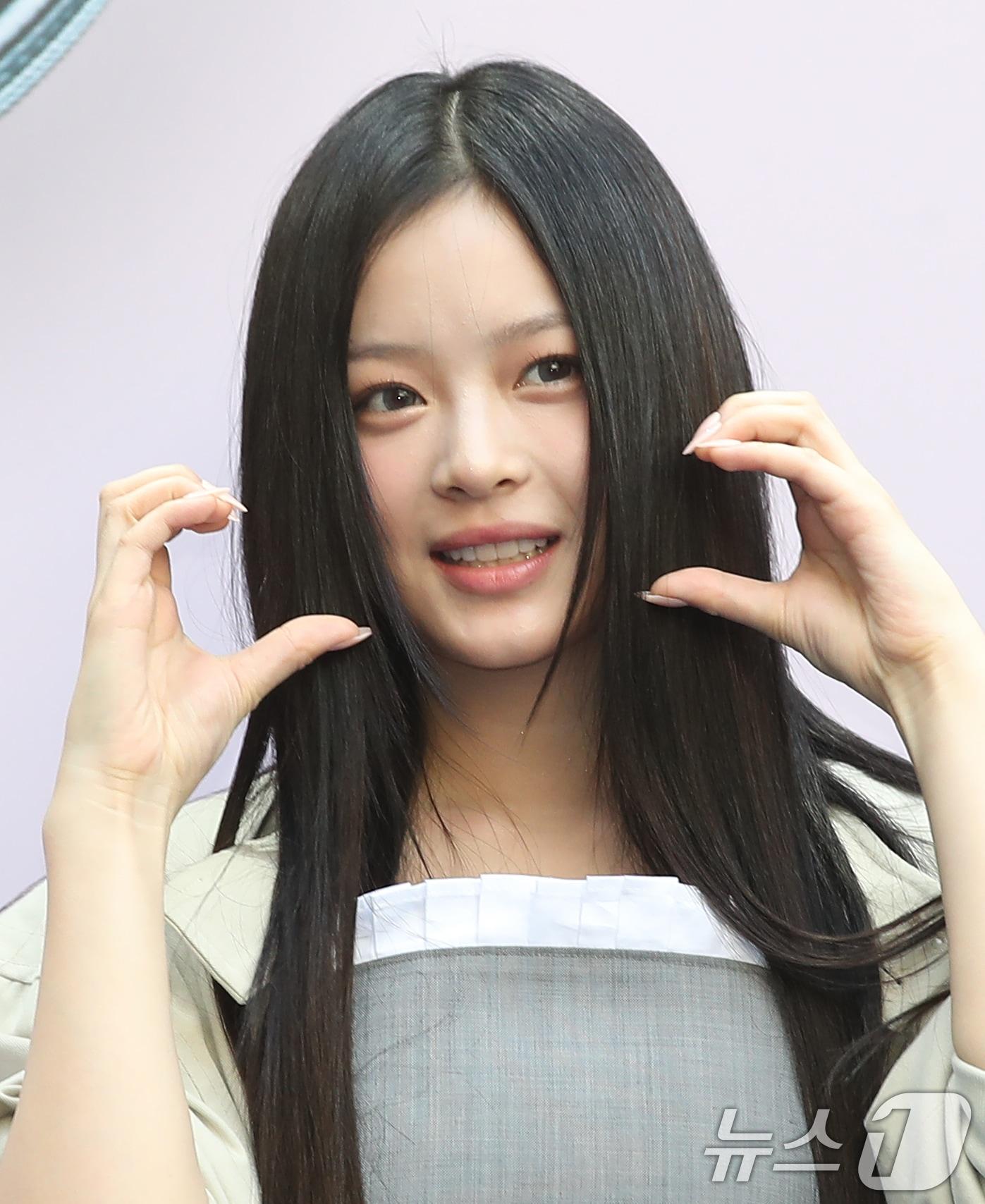 본문 이미지 - 그룹 뉴진스(NewJeans)의 하니가 3일 서울 동대문디자인플라자(DDP)에서 열린 '서울 패션위크(SEOUL FASHION WEEK) 2025 S/S' YOUSER 컬렉션에 참석해 포즈를 취하고 있다. 2024.9.3/뉴스1 ⓒ News1 권현진 기자