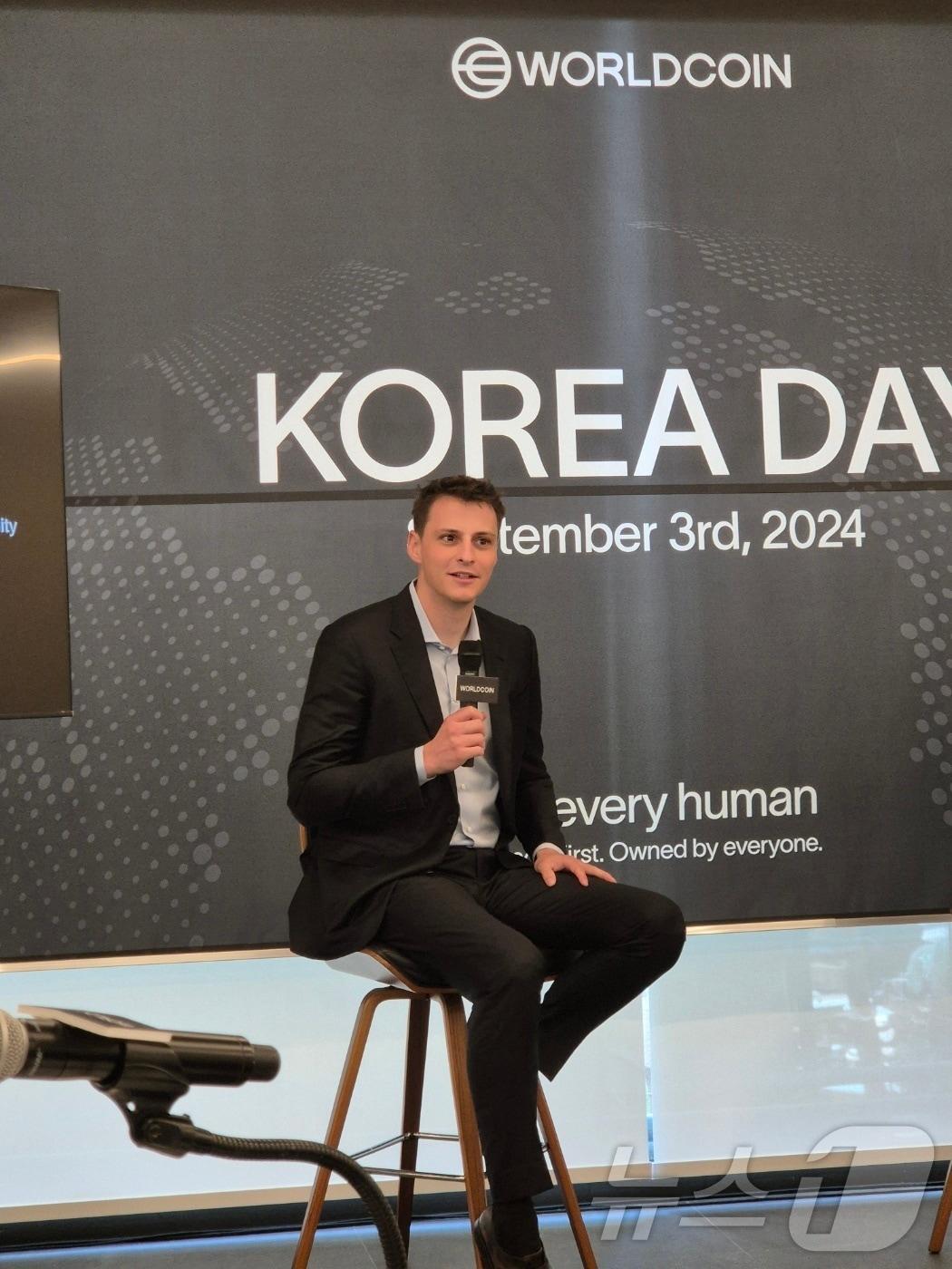 본문 이미지 - 알렉스 블라니아 툴스 포 휴머니티 최고경영자(CEO)가 2024년 9월3일 서울 성동구에서 열린 월드코인 기자간담회에 참석해 발언하고 있다.