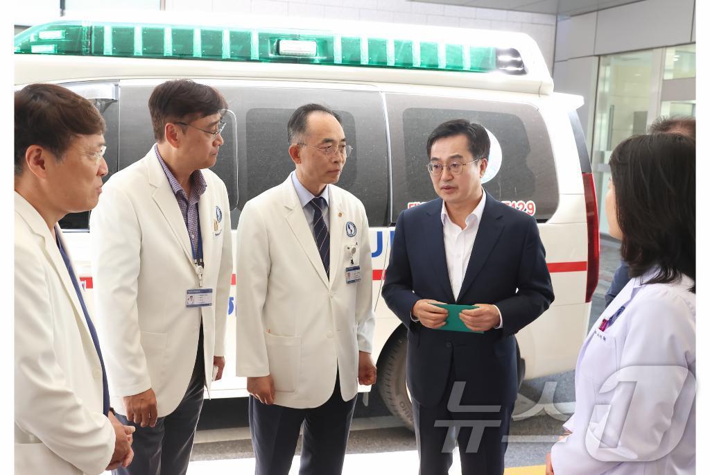 본문 이미지 - 8월30일 오후 김동연 경기도지사가 아주대학교병원을 방문해 의료현안과 관련한 현장간담회를 하고 있다.(경기도 제공)/