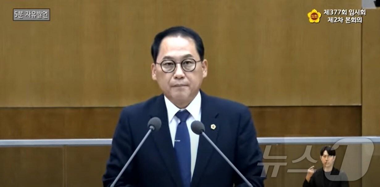 본문 이미지 - 경기도의회 안광률 의원(민주·시흥1, 교육기획위원장)이 3일 5분 자유발언을 통해 학교시설을 전기차 등 환경친화적 자동차 충전시설 의무 설치 대상에서 제외할 것을 촉구했다.(경기도의회 생중계)/