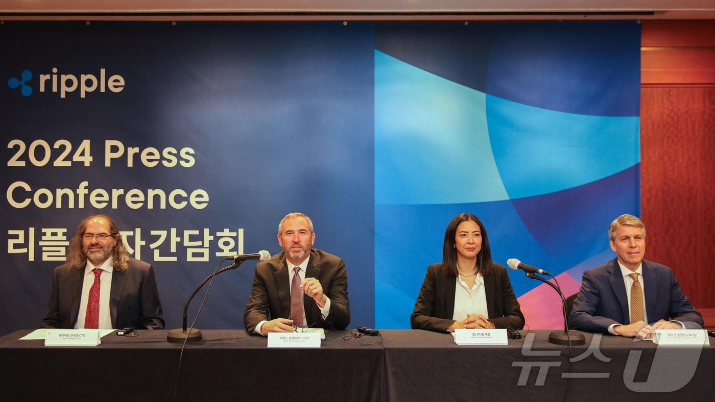 왼쪽부터 데이비드 슈워츠(David Schwartz) 리플 최고기술책임자 겸 XRPL 공동창시자(CTO and Co-Creator of the XRP Ledger), 브래드 갈링하우스(Brad Garlinghouse) 리플 CEO, 모니카 롱(Monica Long) 리플 사장(President), 에릭 반 밀텐버그(Eric van Miltenburg) 리플 전략 이니셔티브 수석부사장(Senior Vice President of Strategic Initiatives)