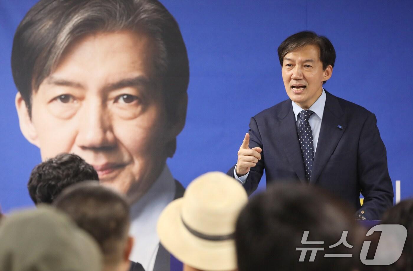 본문 이미지 - 조국 조국혁신당 대표가 3일 오후 부산 금정구청장 보궐선거에 출마한 류제성 후보 선거사무실 개소식에 참석해 발언하고 있다. 2024.9.3/뉴스1 ⓒ News1 윤일지 기자