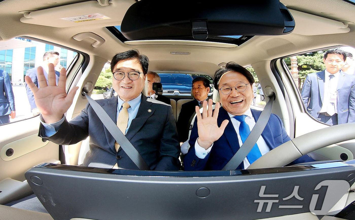 우원식 국회의장이 3일 서울 국회의원회관 앞에 마련된 캐스퍼EV 전시장에서 국회 1호 캐스퍼 전기차(EV) 구매에 앞서 강기정 광주시장과 차량 시승을 하고 있다.(광주시 제공)2024.9.3/뉴스1 