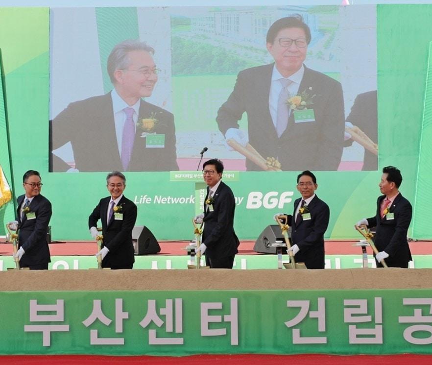 본문 이미지 - 3일 부산 강서구 부산 국제산업물류도시에서 열린 BGF리테일 부산 신규 물류센터 기공식에서 BGF 홍정국 대표이사 부회장(왼쪽에서 첫번째), BGF 홍석조 회장(왼쪽에서 두번째), 박형준 부산시장(가운데) 등 관계자들이 시삽하고 있다. (BGF리테일 제공)