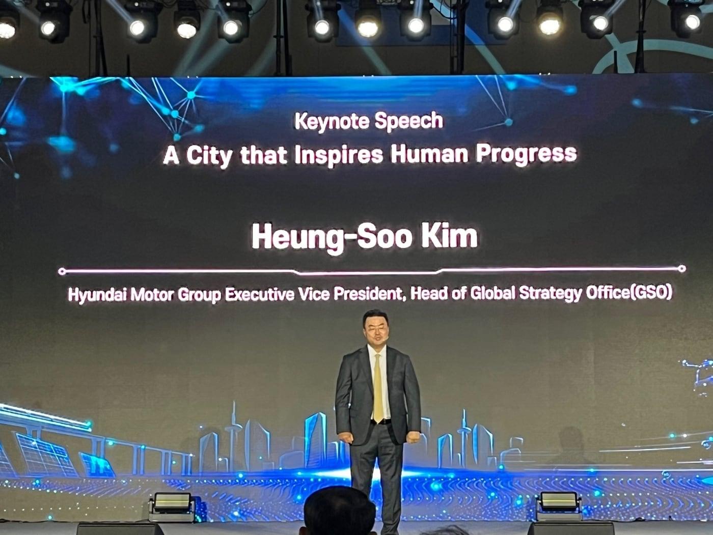 본문 이미지 -  김흥수 현대차그룹 GSO(Global Strategy Office) 본부장 부사장이 3일 경기도 고양시 킨텍스에서 열린 '월드 스마트 시티 엑스포 2024'(WSCE) 개막식에서 기조연설을 하는 모습.