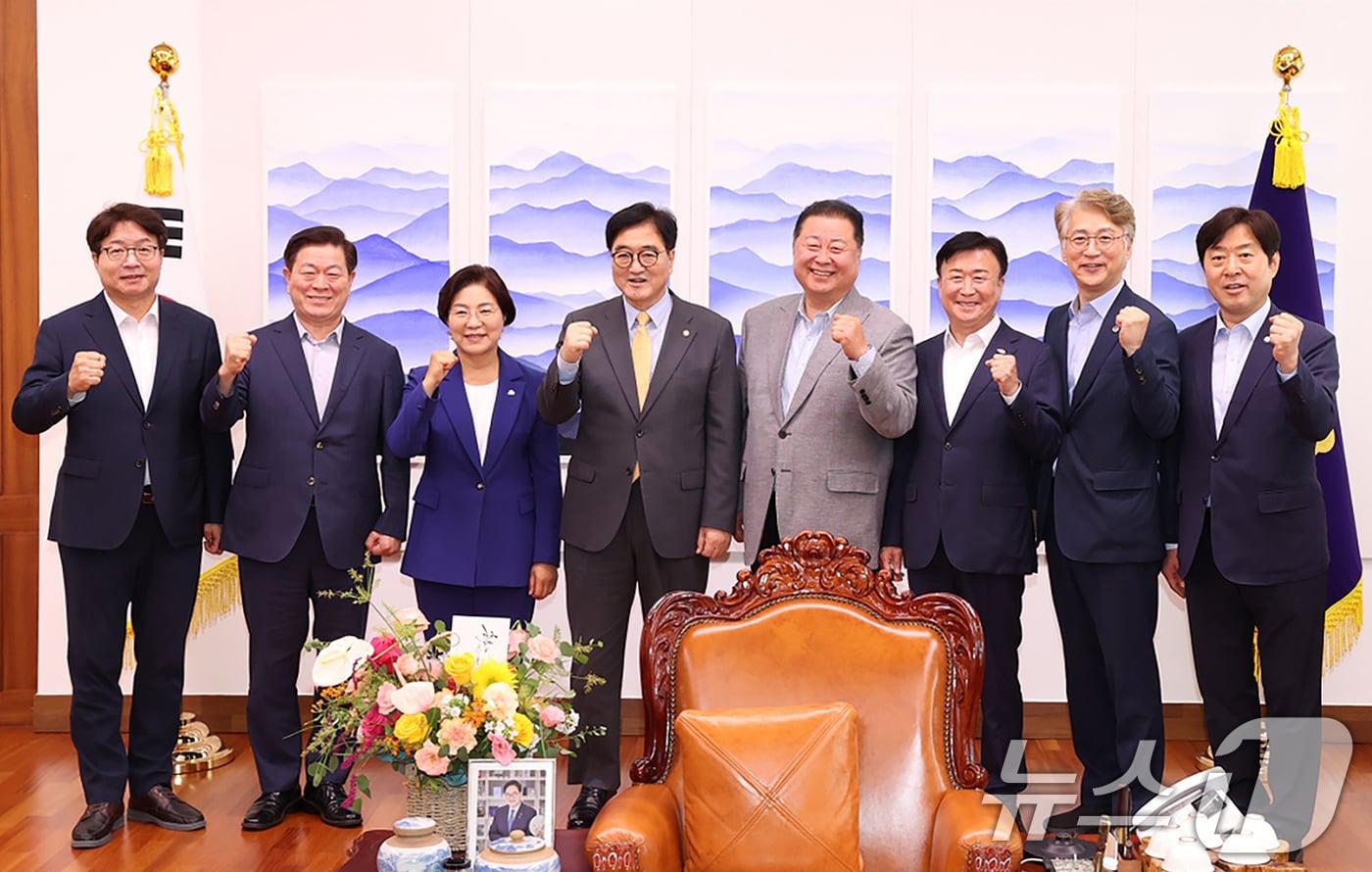 김이강 광주 서구청장이 3일 국회의장 집무실을 방문해 기후위기 대응과 탄소중립 분권을 위한 간담회에 참석했다. 사진은 왼쪽부터 염태영 더불어민주당 의원, 박승원 광명시장, 김미경 은평구청장, 우원식 국회의장, 김경일 파주시장, 정기명 여수시장, 김이강 광주 서구청장, 황명선 더불어민주당 의원. (광주 서구 제공) 2024.9.3/뉴스1 