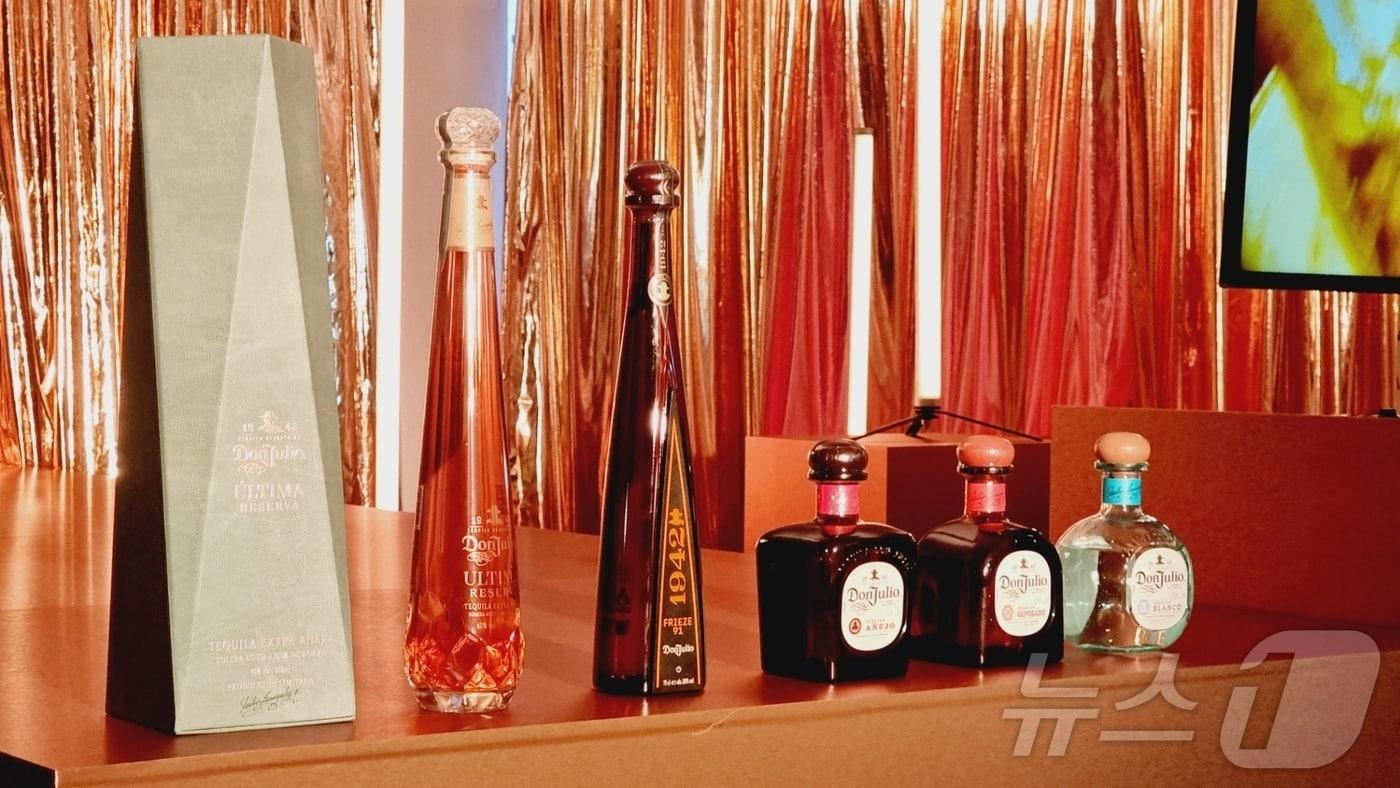 디아지오코리아의 테킬라 브랜드 돈 훌리오(Don Julio)가 3일 한남동 '앤트러사이트에서 돈 훌리오 '포 아모르' 팝업을 진행했다. 왼쪽부터 아직 미출시된 돈 훌리오 울티마 리제르바와 박스, 돈 훌리오 1942, 돈훌리오 아녜호, 돈 훌리오 리제르바, 돈 훌리오 블랑코. ⓒ News1 이형진 기자