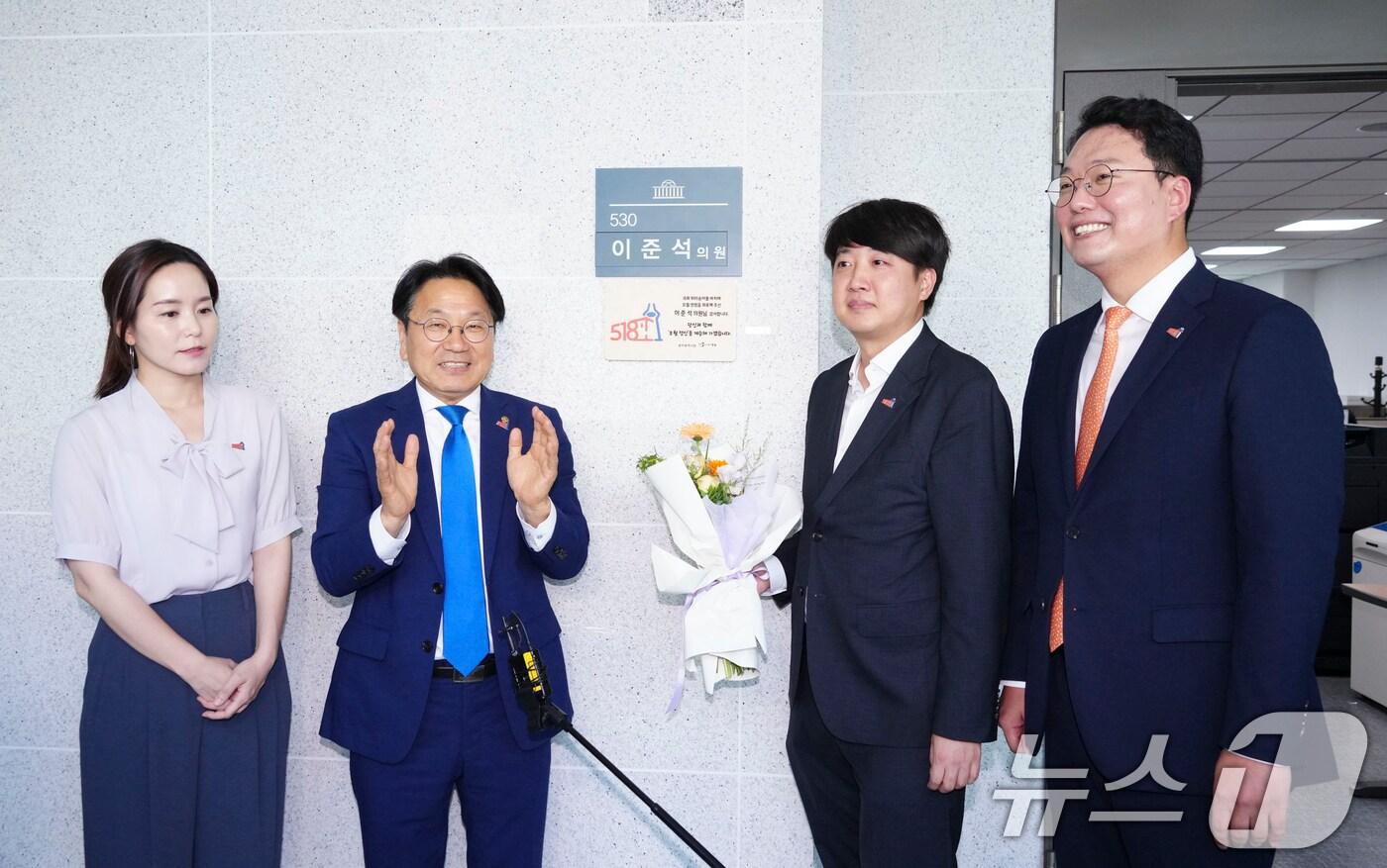 강기정 광주시장이 '국회, 광주의 날' 둘째날인 3일 오후 서울 국회의원회관 개혁신당 이준석 의원실을 방문해 지난 5월 국립5·18민주묘지를 찾아 국화 1000송이 헌화·참배 봉사를 진행한 데 대한 감사 의미를 담아 5·18현판을 부착한 뒤 현판 내용을 소개하고 있다.(광주시 제공)2024.9.3/뉴스1 