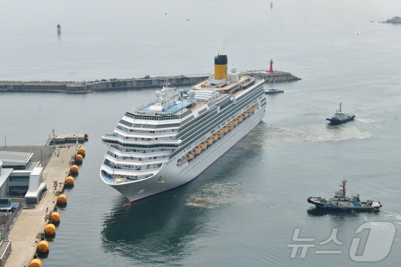 오는 17일 속초시민으로 구성된 '속초항 모항 크루즈 체험단'과 속초시의원 4명을 태우고 일본으로 떠날 11만톤급 크루즈 '코스타세레나'호. 사진은 지난해 6월 속초항 입항 당시 모습.(뉴스1 DB) 2024.9,3/뉴스1 윤왕근 기자