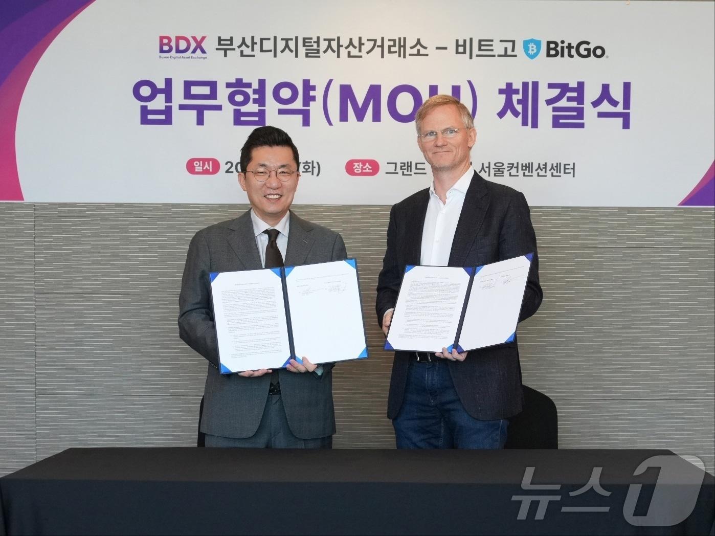 본문 이미지 - (왼쪽부터) 김상민 부산디지털자산거래소 대표이사가 마이크 벨시 비트고 CEO(최고경영자)와 업무협약식에 참석해 포즈를 취하고 있다.