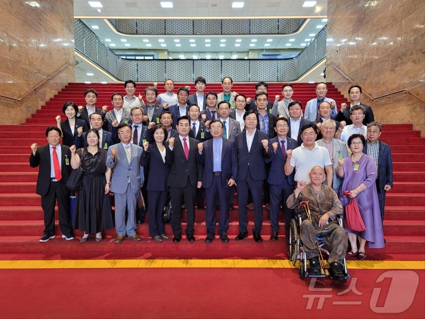 본문 이미지 - 국민의힘 전남도당 김화진 위원장 등 주요 당직자들이 대통령실을 방문한 뒤 기념사진을 찍고 있다.(국민의힘 전남도당 제공)/뉴스1 