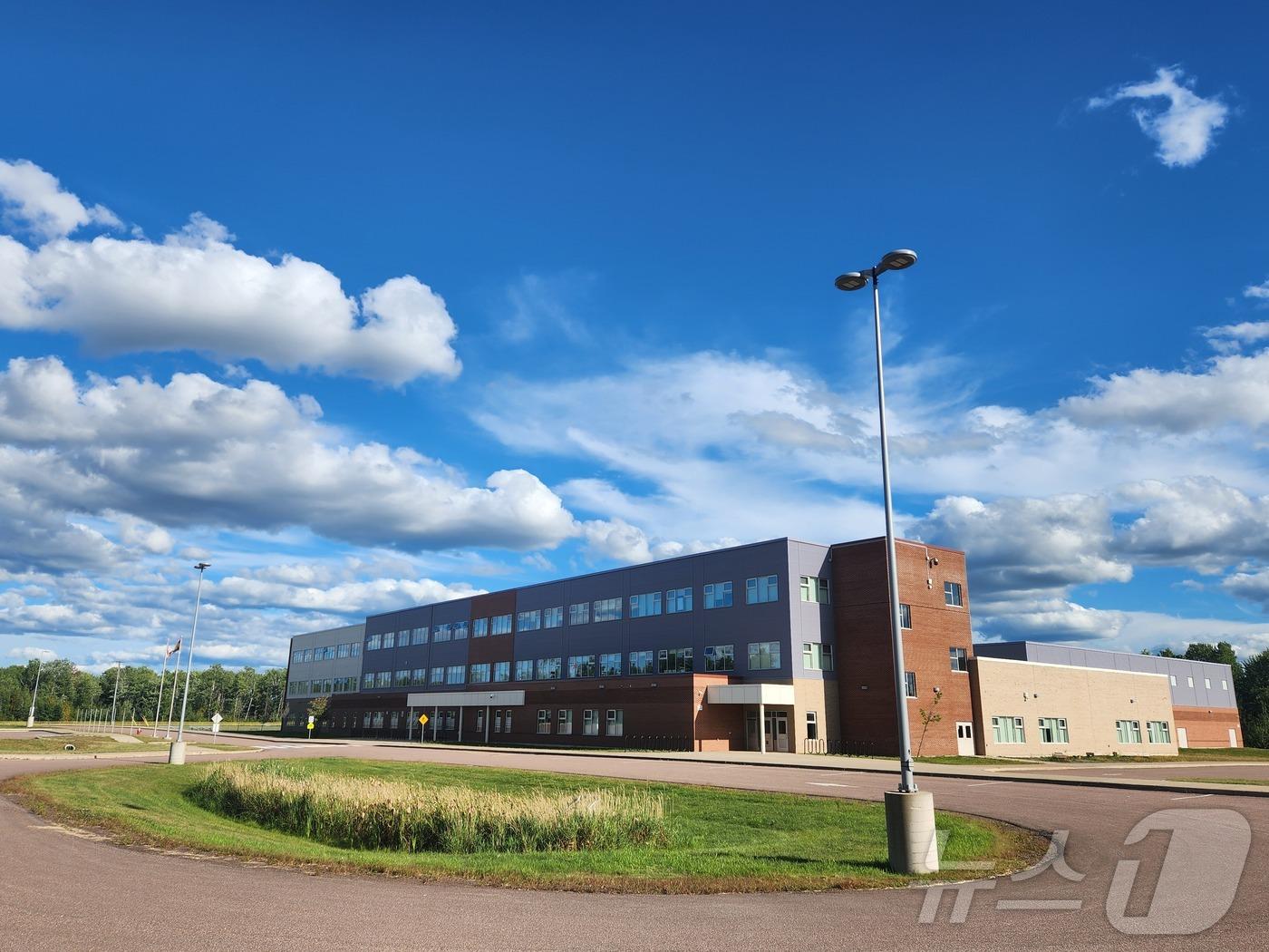 본문 이미지 - 캐나다 전역의 학교는 9월 3일부터 새학기가 시작된다. 그러나 일부 지역에서는 교사 부족 문제로 시작부터 새학기 재정비에 많은 문제점들이 발생하고 있다. 멍크턴 지역의 한 중학교 모습. 2024.09.02/ ⓒ 뉴스1 김남희 통신원