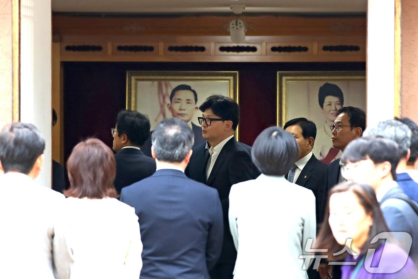 본문 이미지 - 한동훈 국민의힘 대표가 3일 오후 경북 구미 박정희 전 대통령 생가를 찾아 참배를 마친 뒤 추모관 내부를 살펴보고 있다. 2024.9.3/뉴스1 ⓒ News1 공정식 기자