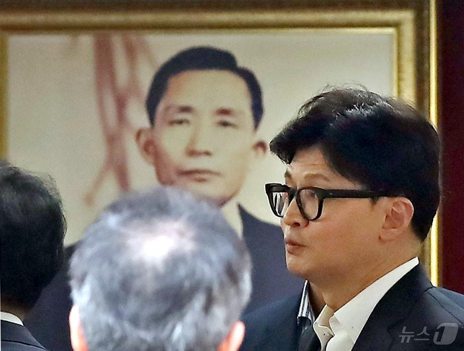 본문 이미지 - 한동훈 국민의힘 대표가 3일 오후 경북 구미 박정희 전 대통령 생가를 찾아 참배를 마친 뒤 추모관 내부를 살펴보고 있다. 2024.9.3/뉴스1 ⓒ News1 공정식 기자