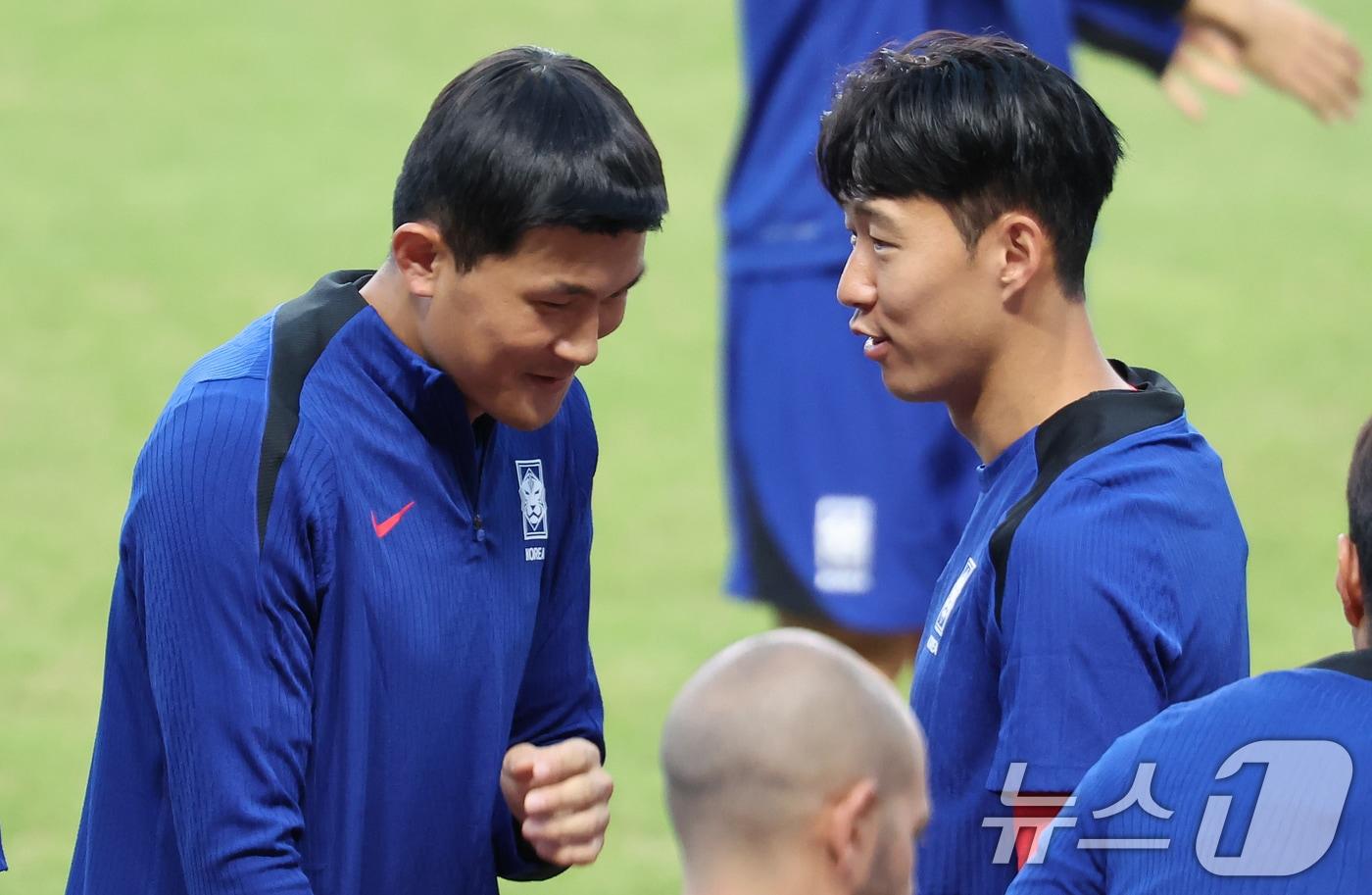 대한민국 축구 국가대표팀 손흥민과 김민재가 3일 오후 경기 고양시 고양종합운동장에서 가진 소집훈련을 참석하며 인사를 나누고 있다. 대표팀은 오는 5일 서울 상암월드컵경기장에서 팔레스타인과 2026 국제축구연맹&#40;FIFA&#41; 북중미 월드컵 3차 예선 1차전을 치른다. 2024.9.3/뉴스1 ⓒ News1 김도우 기자