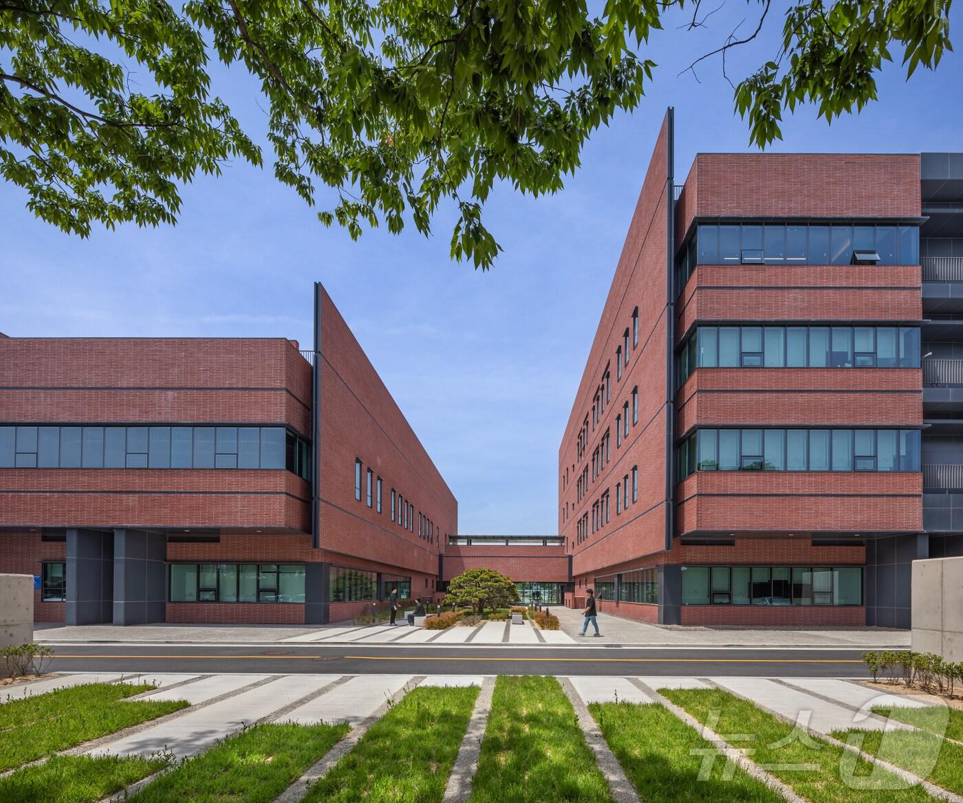 본문 이미지 - '더 브릭 월' 동측에서 바라본 중정. (울산시 제공)